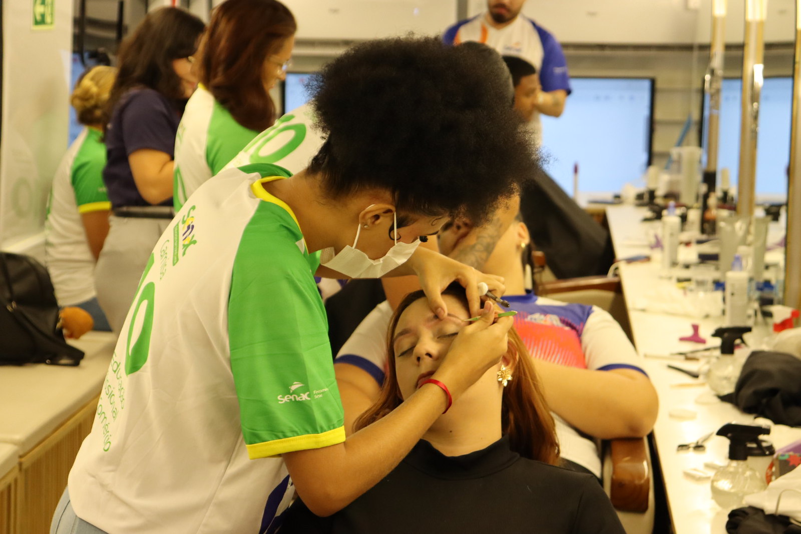Senac-MT leva atendimentos gratuitos de beleza ao evento Inteiras para Liderar, em Cuiabá